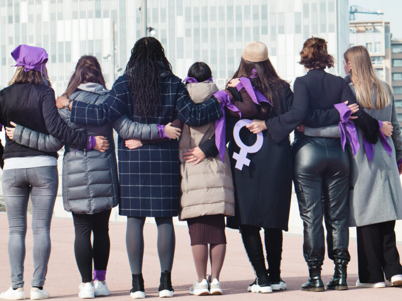 Sieben Frauen symbolisieren den Tag gegen Gewalt an Frauen am 25. November