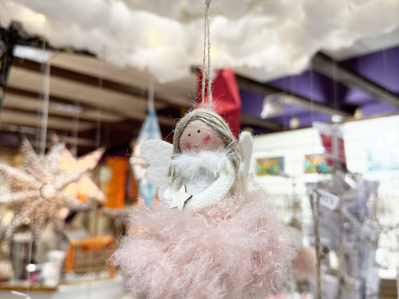 Weihnachtsengel mit Rosa Tütü und Weihnachtsmütze zum Aufhängen