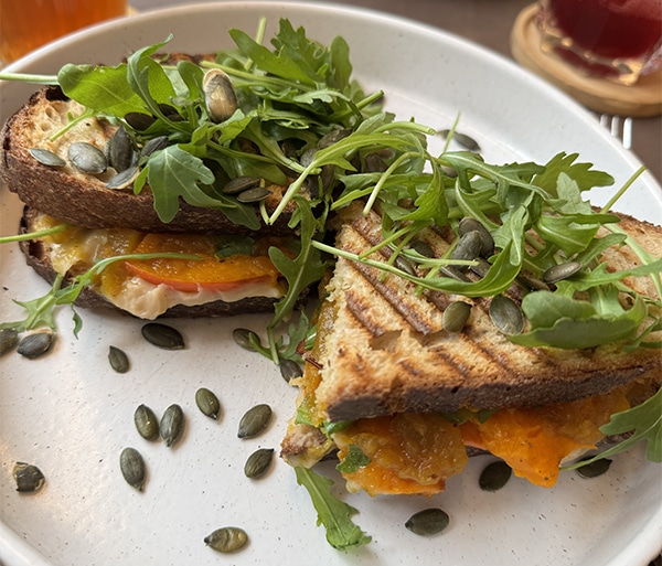 Kürbisstulle auf dem Teller.